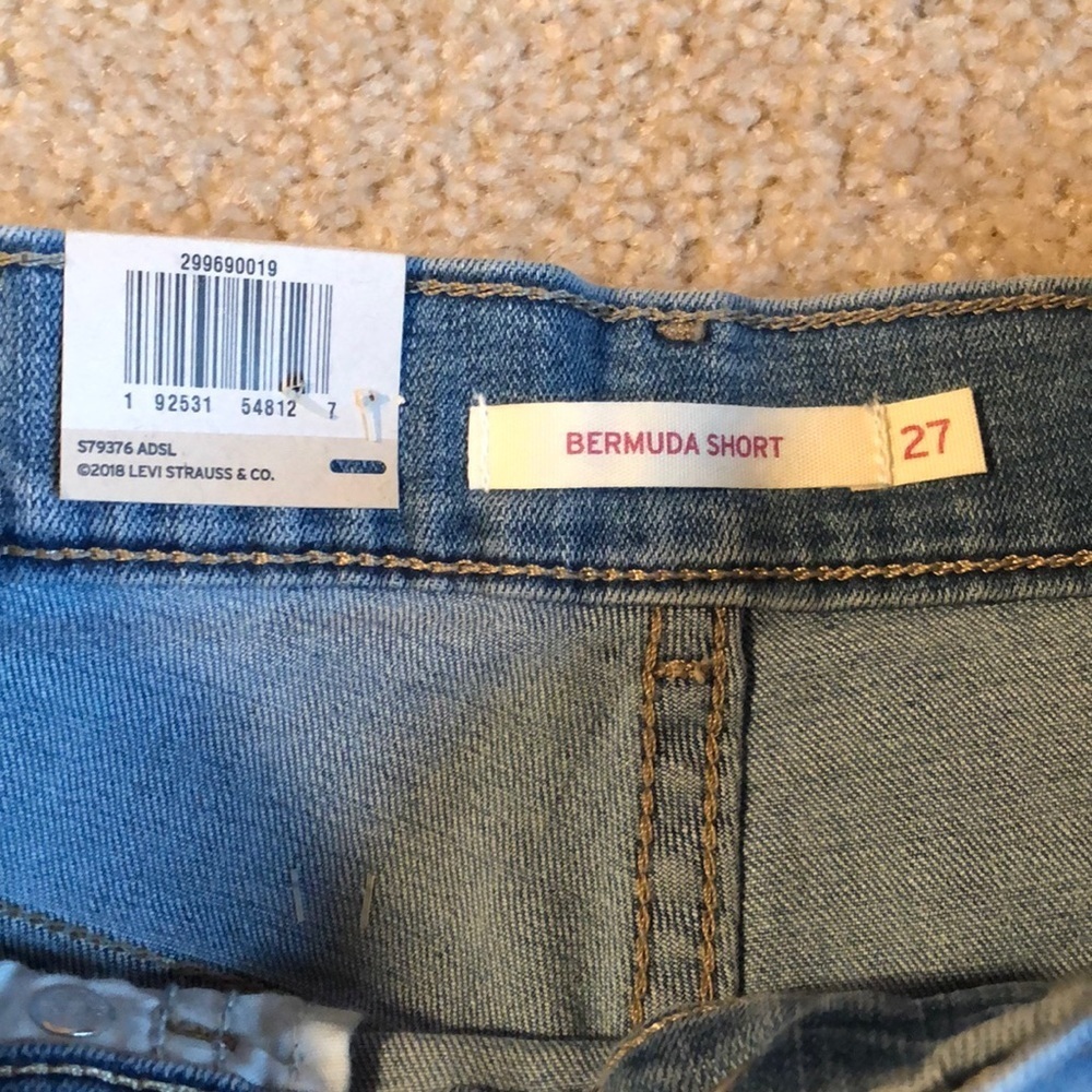 Levi’s Women’s Bermuda denim blue jean Shorts light wash size 4 - Picture 4 of 7
